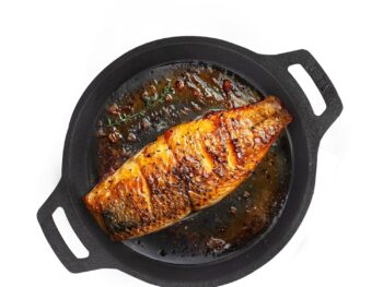 The Indus Valley Preseasoned Cast Iron Fish Fry Pan With Double Handle| Medium 22.4Cm/ 8.8Inch, 1.5Kg | Induction Friendly | Nonstick Fish Fry Pan, 100% Pure & Toxin Free, No Chemical Coating, Black